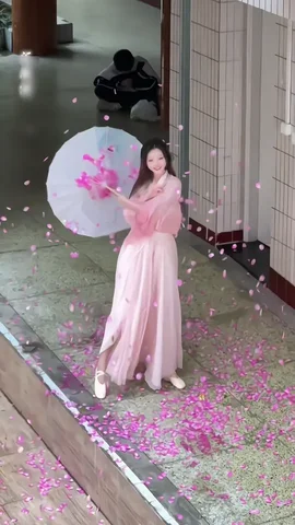 老女人揉她毛茸茸的毛