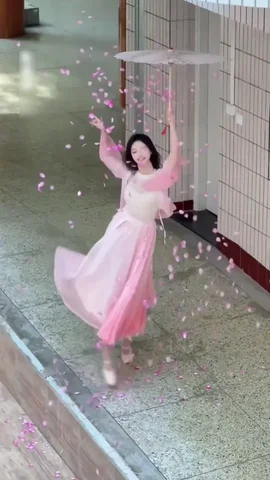 欧美黑人帅哥手臂遮脸
