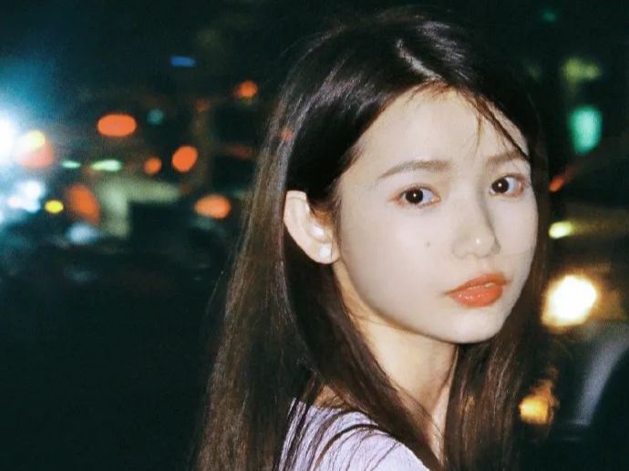坐在硬邦邦的东西上面写作业